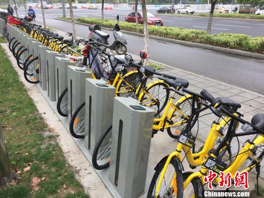 资料图 停在公共自行车停车桩上的共享单车。　孙权 摄