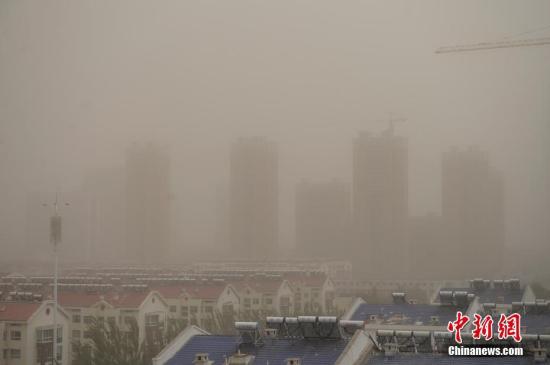 5月6日，内蒙古通辽市的城市建筑在沙尘天里朦胧不清。 中新社记者 刘文华 摄