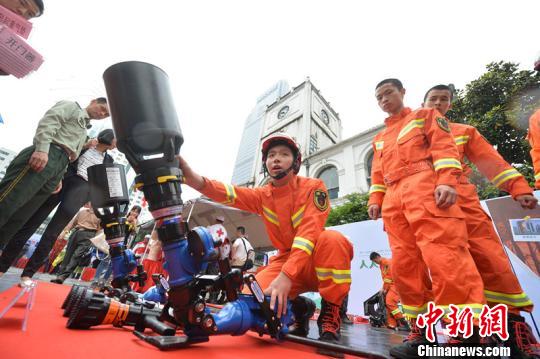 5月12日，一批“酷炫”救灾“神器”亮相无锡市中心，吸引当地市民围观。杨颜慈　摄