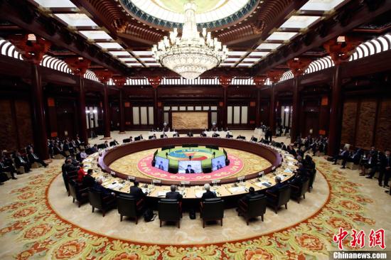 5月15日，“一带一路”国际合作高峰论坛在北京雁栖湖国际会议中心举行圆桌峰会。中新社记者 盛佳鹏 摄