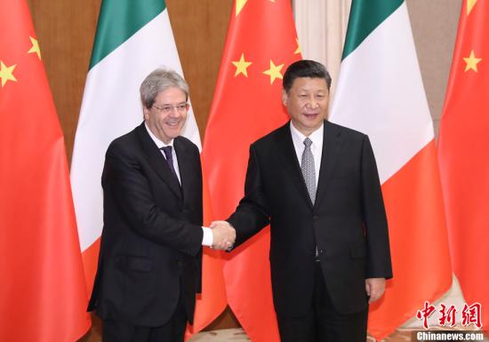 5月16日，中国国家主席习近平在北京钓鱼台国宾馆会见来华出席“一带一路”国际合作高峰论坛的意大利总理真蒂洛尼。中新社记者 杜洋 摄