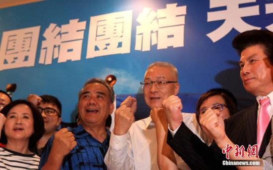 5月20日，中国国民党举行党主席选举。据该党中央党部开票结果，前台湾当局副领导人吴敦义以14万4408票、52.24%得票率从6名候选人中胜出，当选新一任国民党主席。图为吴敦义胜选后呼吁党内团结、加油。 中新社记者 刘舒凌 摄