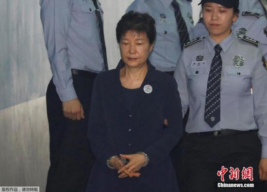 资料图：韩国前总统朴槿惠被押解至法院途中。