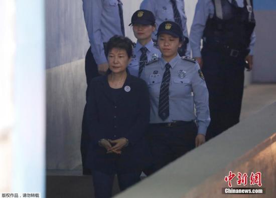 当地时间5月23日，韩国前总统朴槿惠接受首场公审，相交40年的知己崔顺实也将一同坐上被告席，韩国民众屏息以待审判展开。图为朴槿惠抵达法院。
