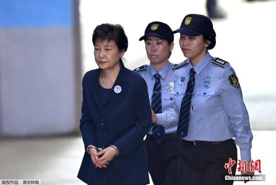 资料图：韩国首尔，韩国前总统朴槿惠被押送至首尔中央地方法院。