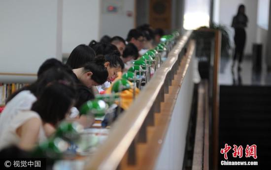 资料图：备战高考的学子们。 图片来源：视觉中国