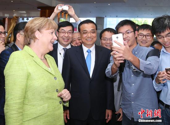 当地时间6月1日上午，中国国务院总理李克强在柏林与德国总理默克尔共同出席“中德论坛�共塑创新”。 中新社记者 刘震 摄