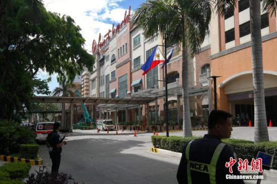 6月2日，多名保安和警察在马尼拉云顶世界酒店周围执勤。中新社记者 张明 摄