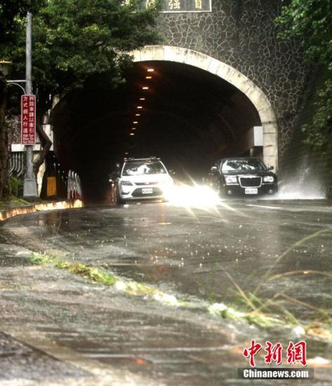 6月2日，台湾迎来大范围降雨，雨量较大的区域集中在北部。位于台北的东吴大学等机构出现淹水情况。根据当天下午四时许台湾气象部门发出的天气警报，基隆市、苗栗县、台中市、南投县、嘉义县、花莲县等地将持续迎来大豪雨。图为台北自强隧道当天一度因封闭，积水逐渐退去后重新开放。中新社记者 刘舒凌 摄