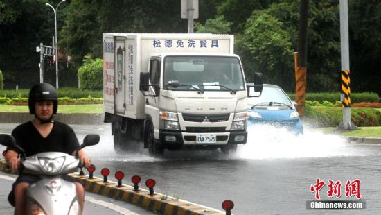 图为台北市区多出路面出现淹水情况。中新社记者 刘舒凌 摄