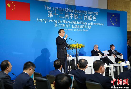当地时间6月2日上午，中国国务院总理李克强在布鲁塞尔埃格蒙宫与欧盟委员会主席容克共同出席中欧工商峰会并发表演讲。中新社记者 刘震 摄