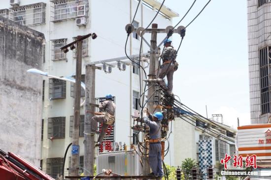 资料图：供电工人正在进行抢修作业。 卢传隆 摄