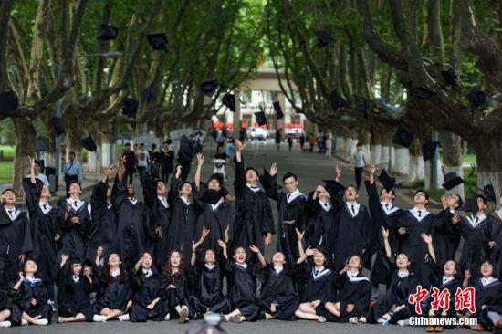 6月19日，大学毕业生抛起学士帽拍摄合影。当日，南京东南大学为2017届本科毕业生举办毕业典礼。中新社记者 泱波 摄