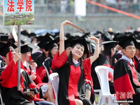 资料图：武汉大学毕业典礼场面壮观。中新社记者 张畅 摄