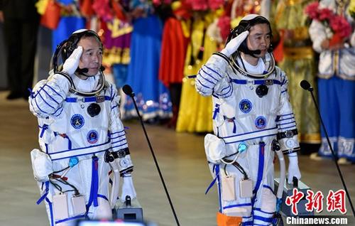 2016年中国航天发射次数首次跃居世界首位。五年来，中国已突破掌握载人天地往返、空间出舱、空间交会对接、组合体运行、航天员中期驻留等载人航天领域重大技术。随着空间实验室阶段的飞行任务目标全面完成，中国载人航天工程全面迈入“空间站时代”。图为神舟十一号航天员出征仪式上航天员景海鹏（左）、陈冬向总指挥报告。（资料图片）中新社记者 宿东 摄