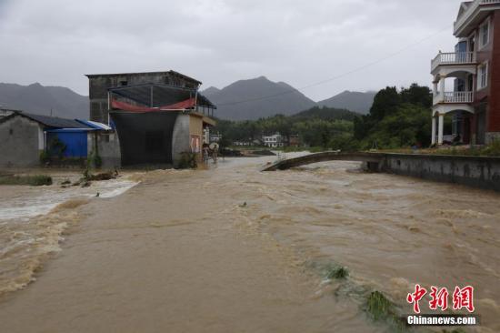 6月23日，湖北省咸宁市崇阳县突降暴雨，降水量达100毫米以上，致城区多处内涝。官易洲 摄
