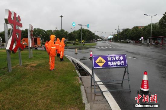 北京地区于6月21日午后陆续迎来降水，多部门进入应急状态，实行多项强降雨应对工作。图为延庆区抢险人员正在疏通排水管道。21日起，延庆区各相关单位都在第一时间启动应急预案。截至6月23日9时，全区平均降水量为65.8毫米（大雨），最大降雨在二海坨站为136.4毫米（大暴雨），延庆本站44.7毫米。大雨（25毫米）以上量级的站点有40个，达到50毫米以上的站点有29个，达到100毫米以上的站点有2个。中新社记者 杜帅 摄
