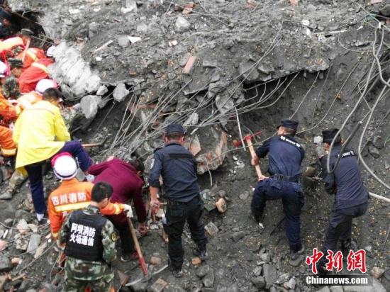 图为救援人员在事故现场。 中新社记者 刘忠俊 摄