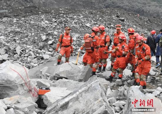 6月25日，消防官兵用雷达进行搜救。 中新社记者 安源 摄