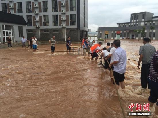 6月26日凌晨，广西桂林市遭遇强降雨，一夜暴雨导致桂林市区多处严重内涝。 张文源 摄