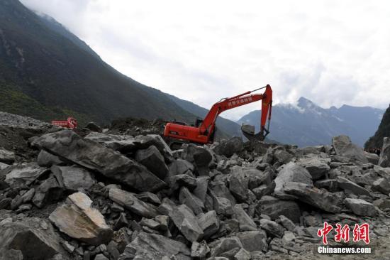 资料图：四川茂县“6・24”特别重大山体滑坡灾害搜救现场。 中新社记者 安源 摄