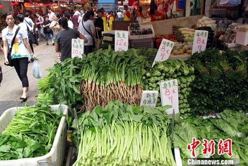 香港回归20年，在民生方面，内地省市为香港运送“数量足、质量优、价格平”的食品。资料显示，香港市场95%的活猪、100%的活牛、33%的活鸡、100%的河鲜产品、90%的蔬菜、70%以上的面粉由内地供应。香港自1995年起连续23年获评全球最自由经济体，评分稳居第一。图为香港湾仔一街市蔬菜供应琳琅满目。 中新社记者 洪少葵 摄