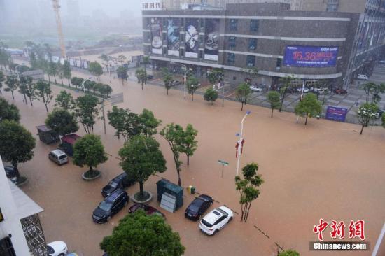 7月1日，长沙学士路严重内涝，多辆汽车被困。当日，暴雨致长沙城区多处内涝。杨华峰 摄