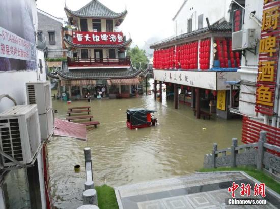 受持续强降雨影响，7月2日，桂林阳朔县多条河流出现超警戒洪水，阳朔县城多处内涝，西街部分商铺被淹。 赵琳露 摄