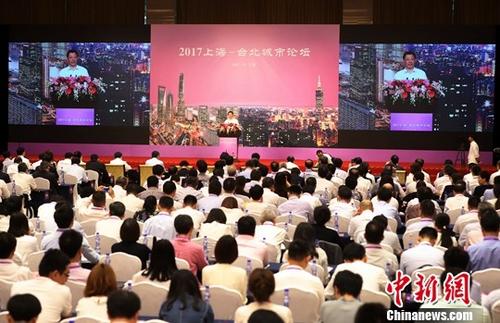 7月2日，“2017上海-台北城市论坛”在上海举行。此次论坛以“健康城市”为主题，将通过交流研讨，推动两市在社区卫生、智慧城市与民生服务、环保、青年创业的机遇与挑战等方面的经验分享和交流互动。 中新社记者 汤彦俊 摄
