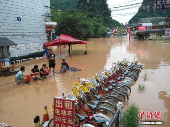 图为被洪水淹没的阳朔县城街道。 赵琳露 摄