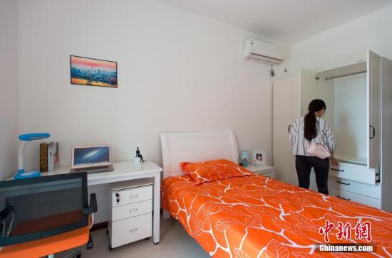 7月3日，武汉的大学生人才公寓面世，共有3605套。公寓配有基本生活设施，可拎包入住，面向毕业三年内留汉创业就业的无房大学生，最长租期可达3年。据了解，第一批公布的公寓分布在武汉全部13个辖区内，包括单套、一室一厅、二室一厅等简单装修后的多种户型，最快即日起可接受申请。近期，武汉市发布系列大学生留汉优惠政策，从安居落户、促进就业、支持创业、高效服务等方面，力争5年内将100万大学生留在武汉。中新社记者 钟欣 摄