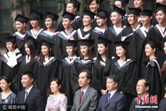资料图：高校学生正在拍毕业照。图片来源：视觉中国