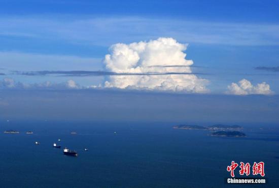 7月6日，在“云上厦门”观光厅拍摄的厦金海域上空美丽的云层。张斌 摄