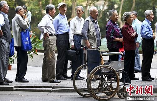 资料图：南京一所高校的退休教师们排队参加活动。 中新社记者 泱波 摄