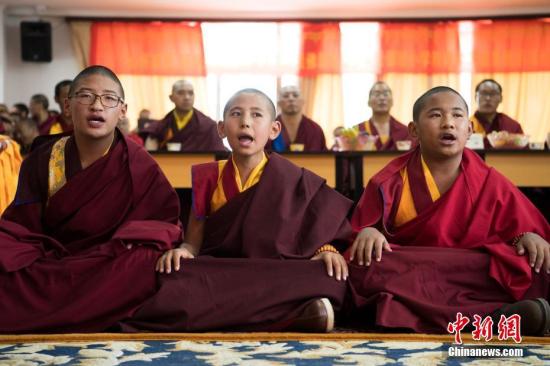 每年向藏传佛教格鲁派,萨迦派,宁玛派,噶举派以及苯教等五大教派招收