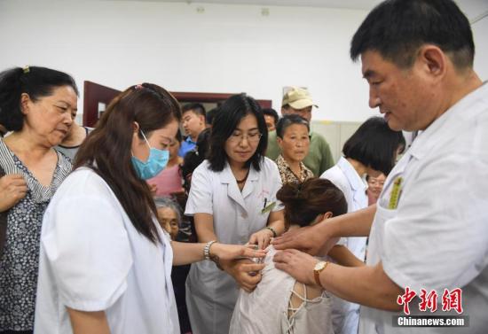 资料图：济南一医院为患者诊病。 中新社记者 张勇 摄