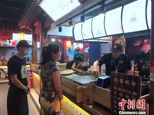 7月14日，台湾十大夜市之一的高雄六合夜市进驻北京。 中新社记者 杨程晨 摄