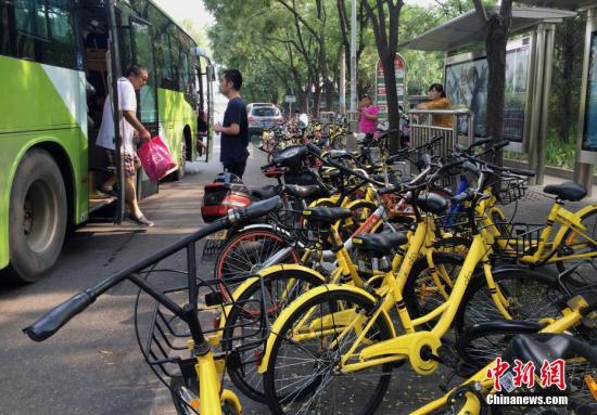 共享单车挤满北京一处公交站台，对公交车的运行产生一定影响(资料图)。中新社记者 刘关关 摄