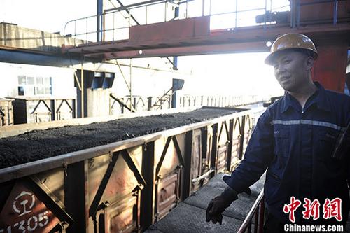 山西汾西煤矿货运站一列满载即将外销煤炭的列车。(资料图片) 中新社记者 韦亮 摄