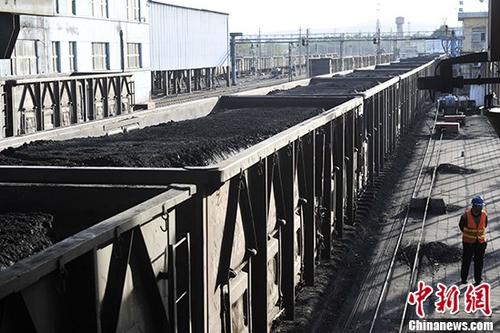 资料图：山西汾西煤矿货运站一列满载即将外销煤炭的列车。中新社记者 韦亮 摄