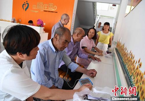 资料图：福建省沙县高砂镇卫生院的医护人员为住在敬老院的老人进行体检。中新社记者 张斌 摄