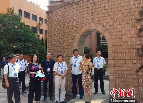 7月27日，“2017海峡两岸暨港澳地区基础教育交流活动”在上海举行。来自海峡两岸、港澳地区的60余位中小学校长代表、教育界人士和专家学者就“21世纪的中小学数学教育”进行深入探讨。会前，与会专家学者还赴上海8所颇具特色的中小学校实地考察。图为与会者在上海大同中学参观考察。中新社记者 邢利宇 摄