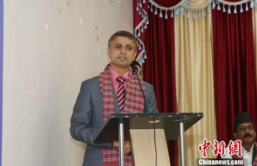 当地时间8月3日，由尼泊尔主要新闻媒体从业者发起成立的中尼媒体友好协会在加德满都举行成立仪式暨“一带一路”研讨会，该协会于7月24日在尼泊尔政府注册成功。图为中尼媒体友好协会主席杜鲁巴发言。中新社记者 张晨翼 摄
