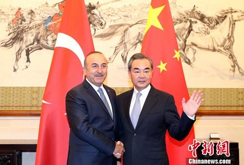 8月3日，中国外交部长王毅(右)在北京与土耳其共和国外交部长梅夫吕特・恰武什奥卢举行中土外长磋商机制第二次会议。中新社记者 张宇 摄