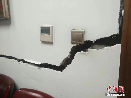 因为地震受损的墙体。图片来源：视觉中国