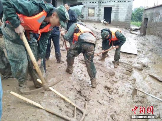 四川省普格县发生山洪灾，各警种联动救灾。图为武警官兵正在挖土。钟欣 摄