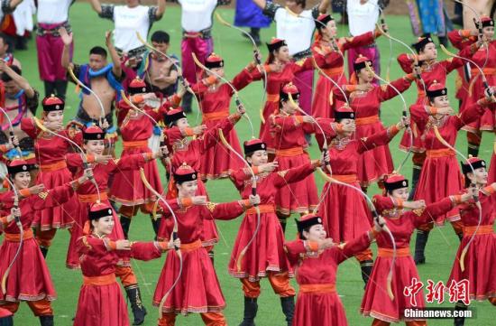 8月8日下午，庆祝内蒙古自治区成立70周年大会在呼和浩特举行，图为群众行进表演。中新社记者 侯宇 摄