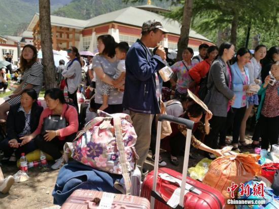 8月8日21时19分在四川阿坝州九寨沟县发生7.0级地震，震源深度20千米。图为等待撤离的游客。中新网记者 安源 摄