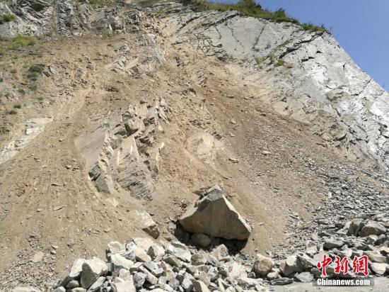 8月8日21时19分在四川阿坝州九寨沟县发生7.0级地震，震源深度20千米。图为地震发生后部分山体出现垮塌。中新网记者 安源 摄