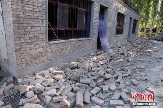 8月9日，新疆精河县，在地震中受损的房屋。当日清晨，新疆精河县发生6.6级地震。中新社发 陈庆 摄